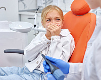 Почему детям тяжело лечить зубы обычным способом?