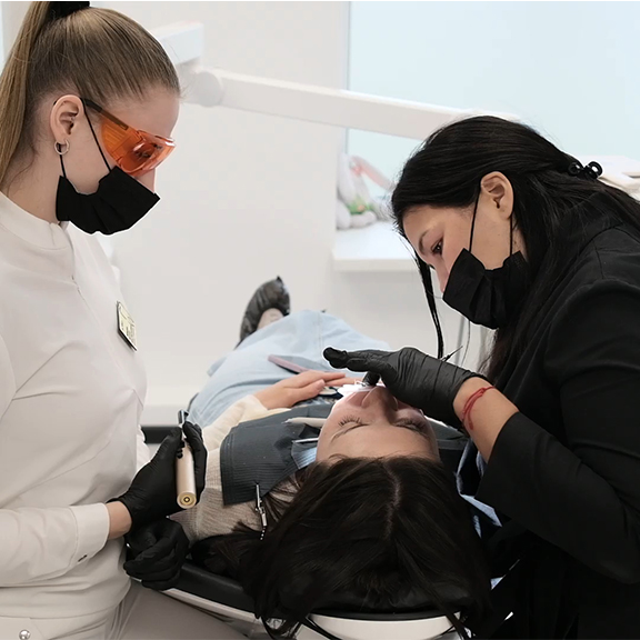 Фиксация металлических брекетов за 90 000 ₽ вместо 120 000 ₽!