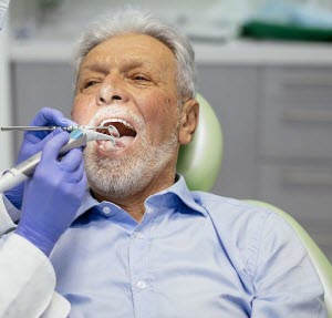 Процесс установки зубных протезов в пожилом возрасте